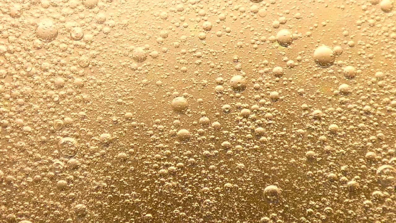 Fondo de burbujas de aceite doradas cayendo