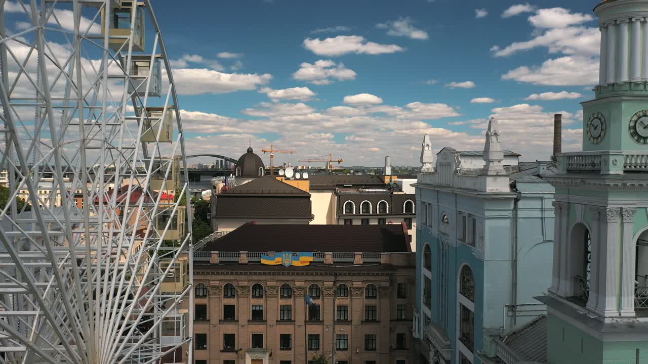 페리스 과 우크라이나 발이 있는 도시 풍경