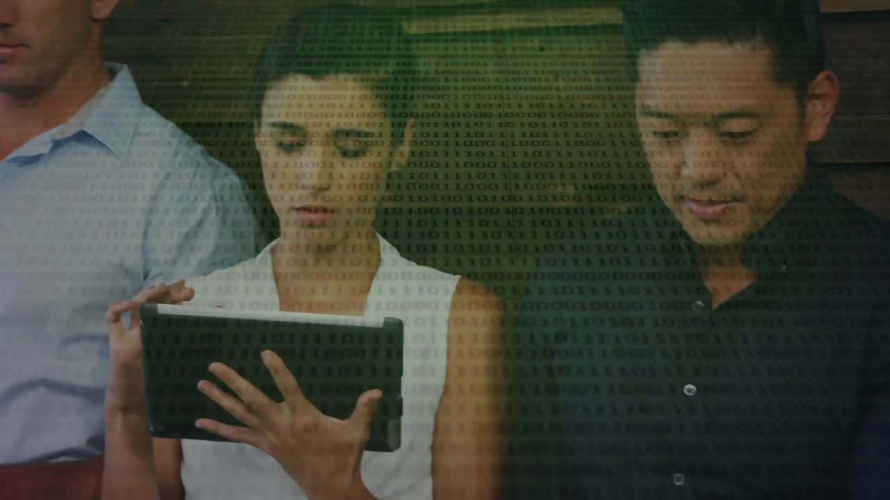 animación del procesamiento de datos sobre diversas personas de negocios en la oficina