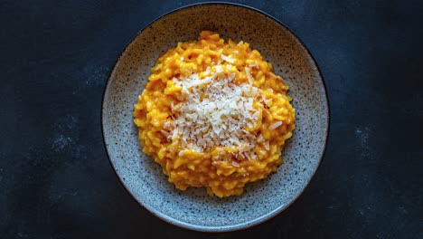 Köstliches-Cremiges-Risotto-Mit-Parmesankäse-Garniert