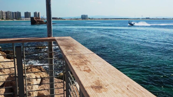 Litorale della città vecchia di Acri con un pescatore