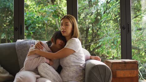 Asiatische-Mutter-Und-Tochter-Umarmen-Sich-Und-Liegen-Auf-Der-Couch