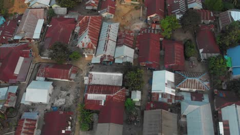 Kinder-Spielen-Fußball-Im-Dorf-Tanjung-Belitung-Indonesien,-Luftaufnahme