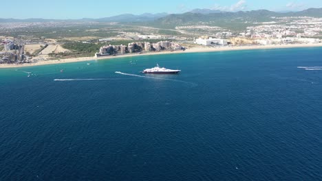 un gran megayach en cabo san lucas, méxico