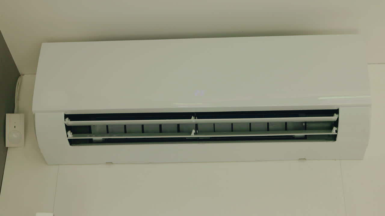 aire acondicionado blanco montado en la pared