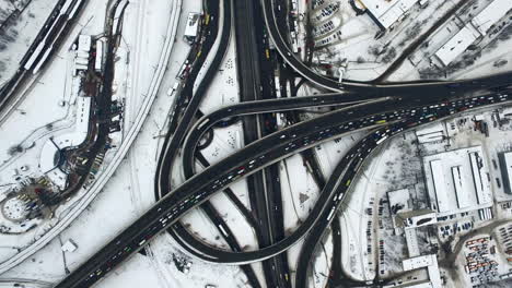 vista superior del cruce de autopistas en movimiento de automóviles en la ciudad. vista aérea del cruce de carreteras