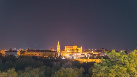 Nachtzeitraffer-Der-Mezquita-Moschee-Kathedrale-Und-Der-Römischen-Brücke-Der-Stadt-Cordoba-Während-Der-Nächtlichen-Lichter-Der-Stadt