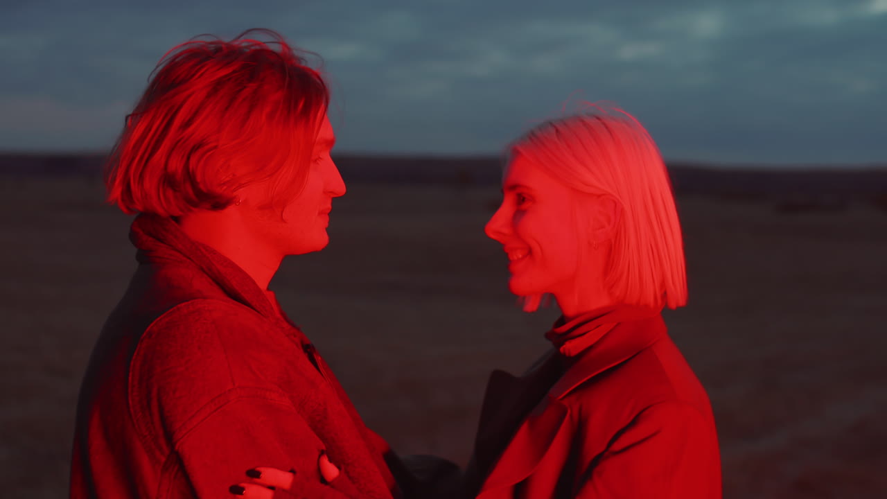 ⁇ 만적 인 커플 이 야외 에서 대화 하고 있다