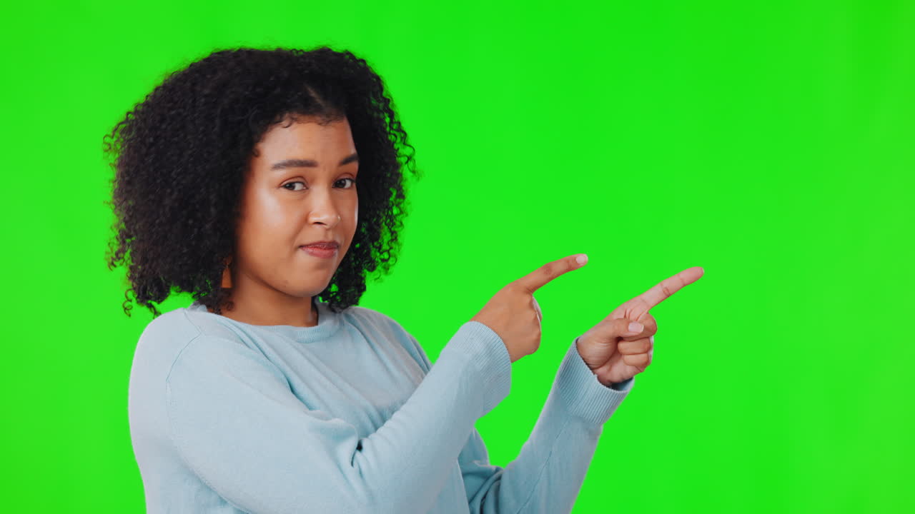 Greenscreen, skuldertræk eller kvinde, der peger drillende