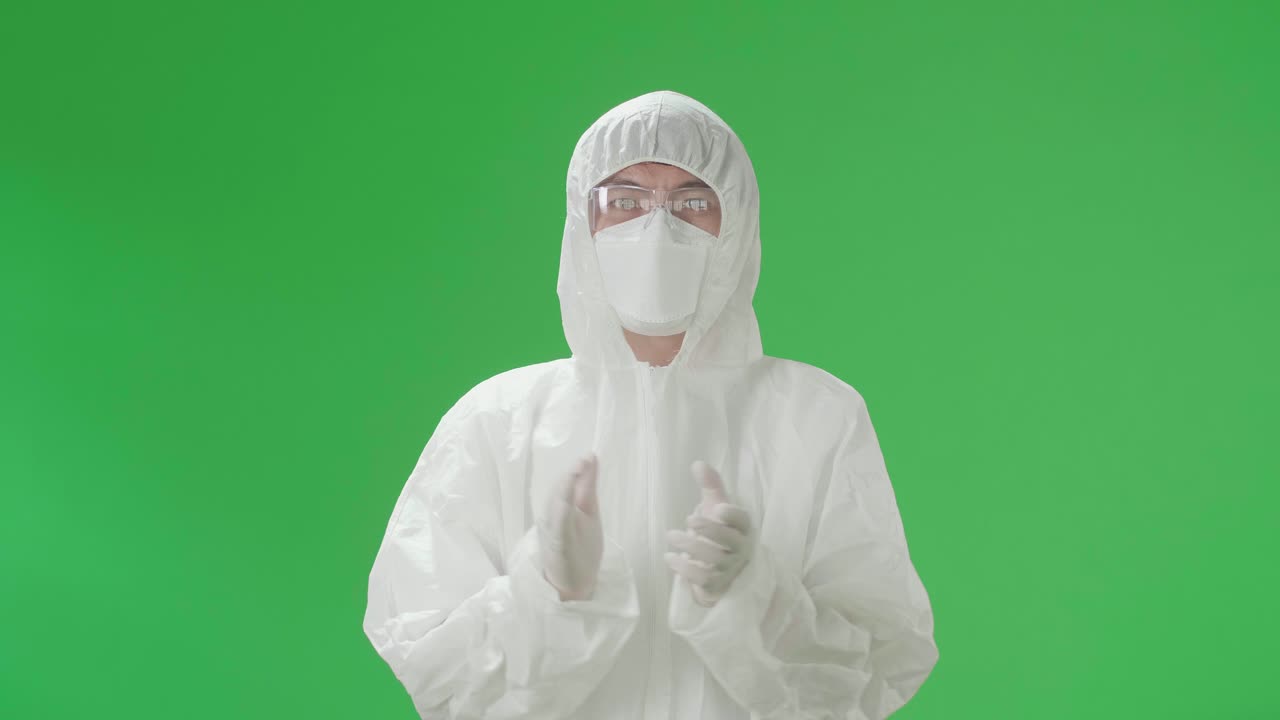 보호 장비를 착용한 의료 종사자