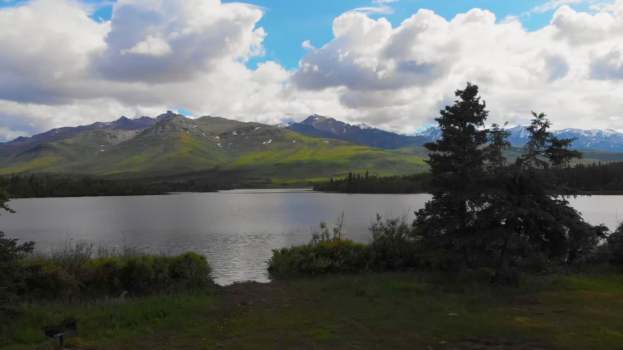 video de drones de 4k de montañas alrededor del lago otto cerca de healy, alaska en un día soleado de verano