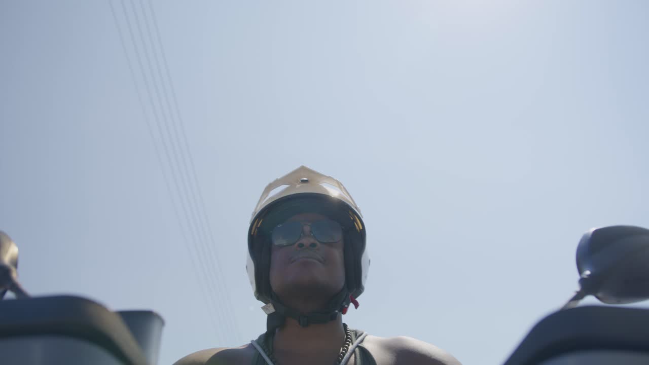 hombre negro conduciendo una motocicleta en la calle, policía de playa, aplicación de la ley, pobreza, 4k | mirando a su alrededor, temblando, carretera, viajes, lamer los labios, girar