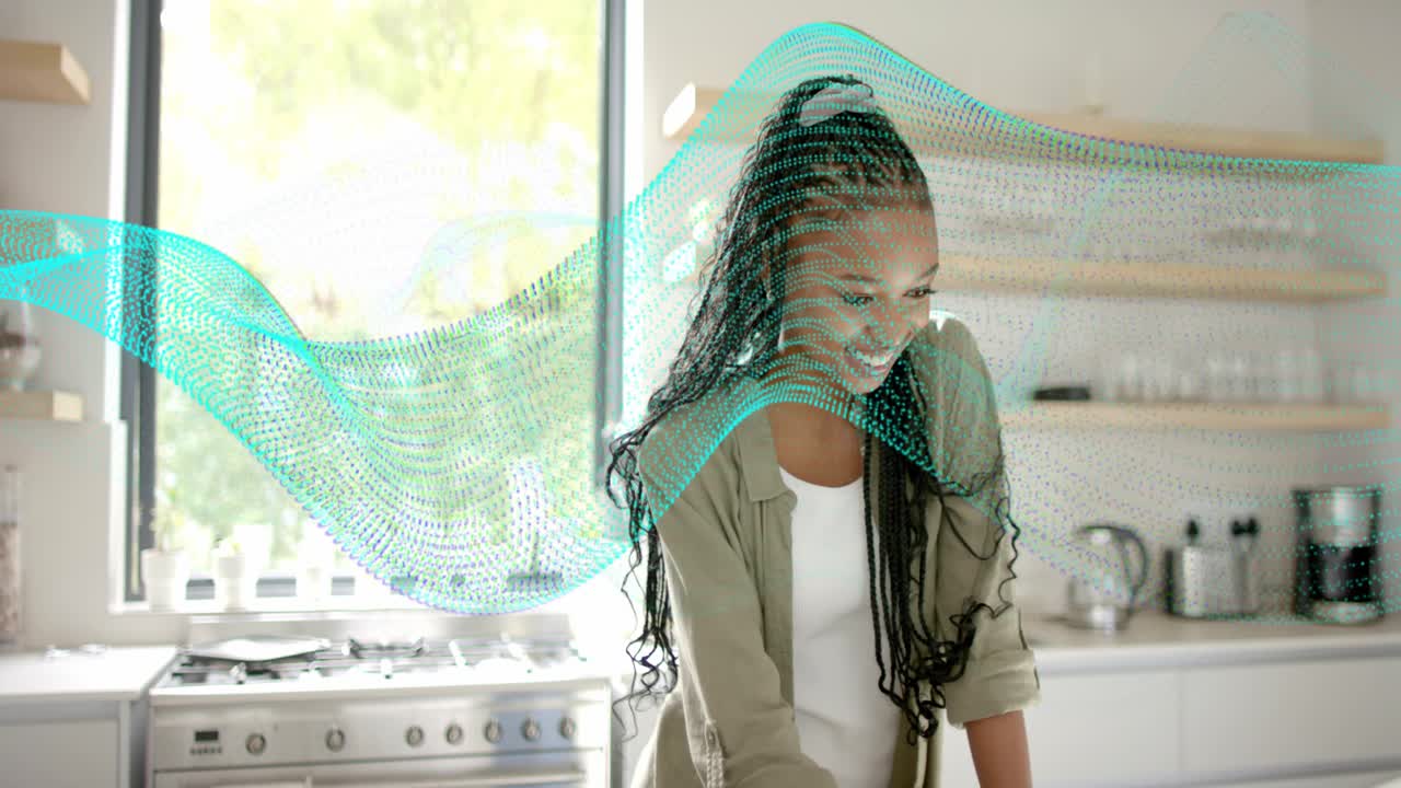 Femme appuyée sur un comptoir, regardant du contenu pour le marketing, vague turquoise déferlant et provoquant un sourire