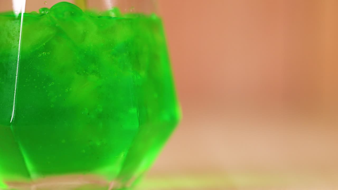 líquido verde que se vierte en un vaso