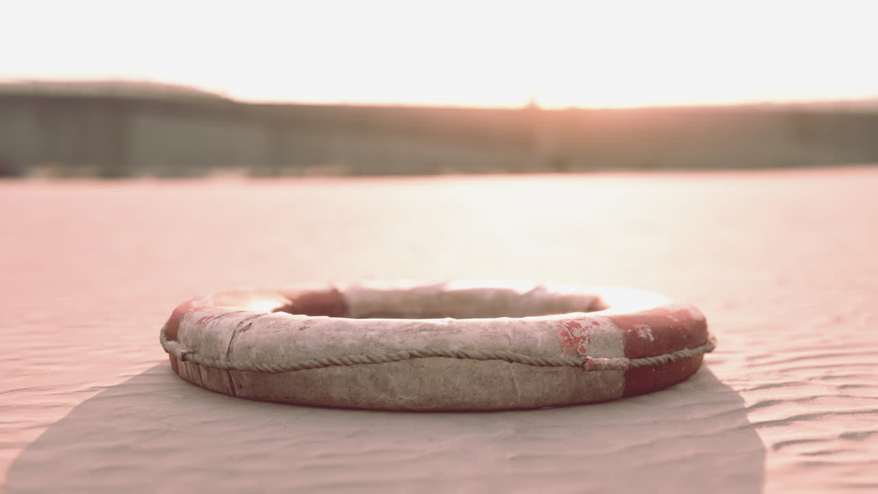 해가 지는 시내 해변 에 있는 구명선