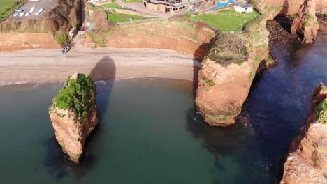 Blick-Aus-Der-Luft-Auf-Den-Dolly-Von-Rechts-über-Den-Strand-Von-Ladram-Bay-Und-Die-Sandsteinfelsen