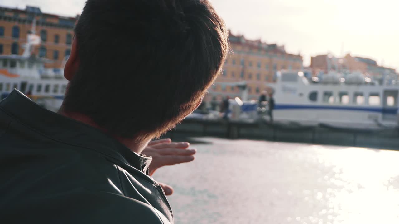 배 를 타고 해안가 에 있는 사람