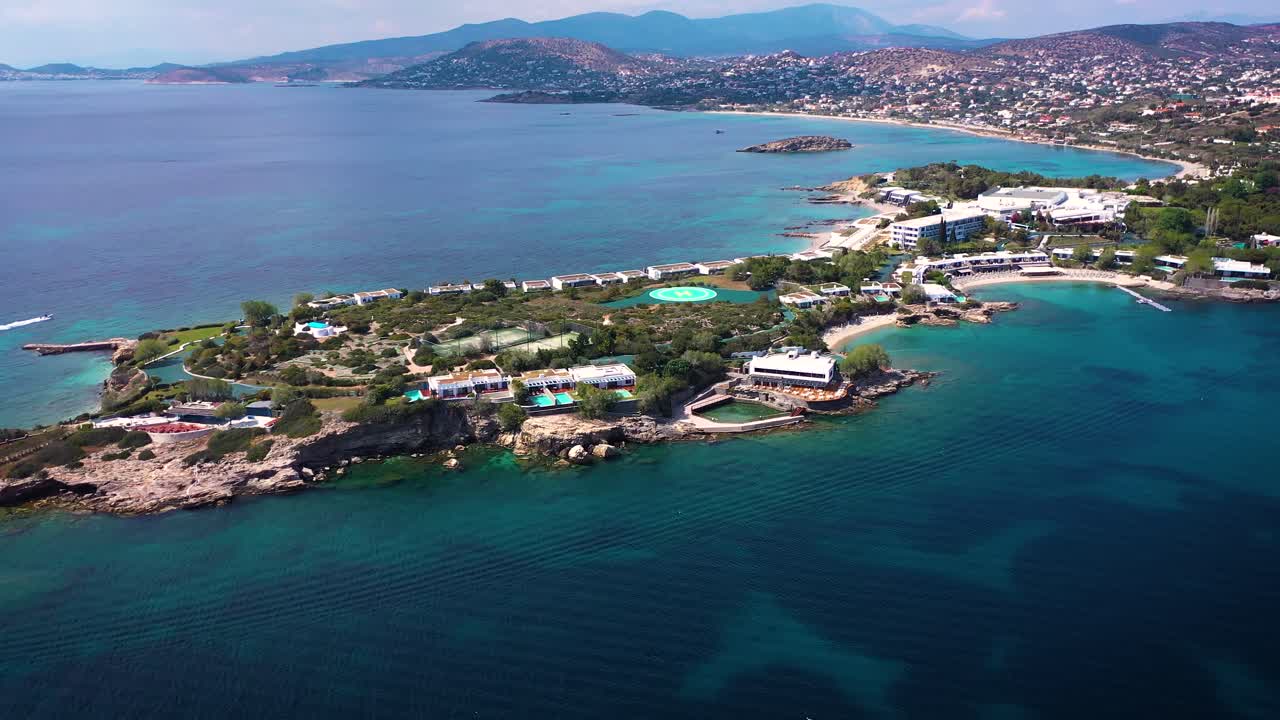 아티카의 에게아 해 연안의 놀라운 투르코이즈 물 수니오 드론으로 촬영