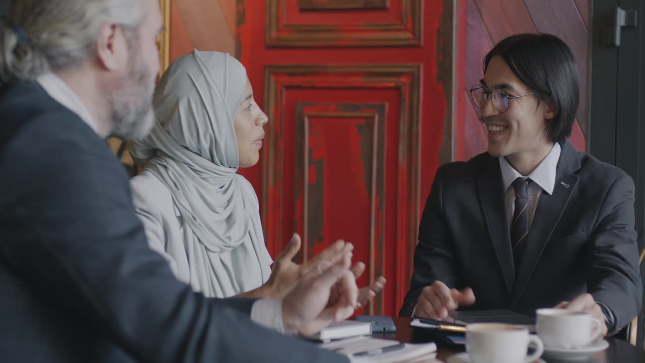 деловая встреча в кафе