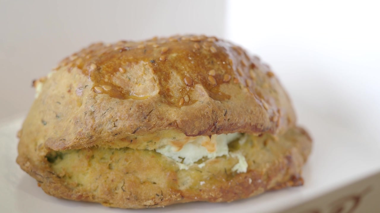 Pasticcino salato appena sfornato con ripieno di formaggio cremoso