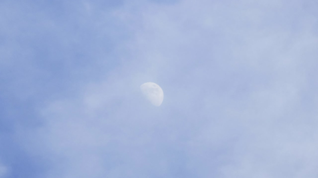 흐르는 구름과 함께 낮의 달 천천히 tiemalapse