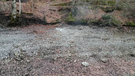 heiße quellen im klöntalersee im kanton glarus, schweiz