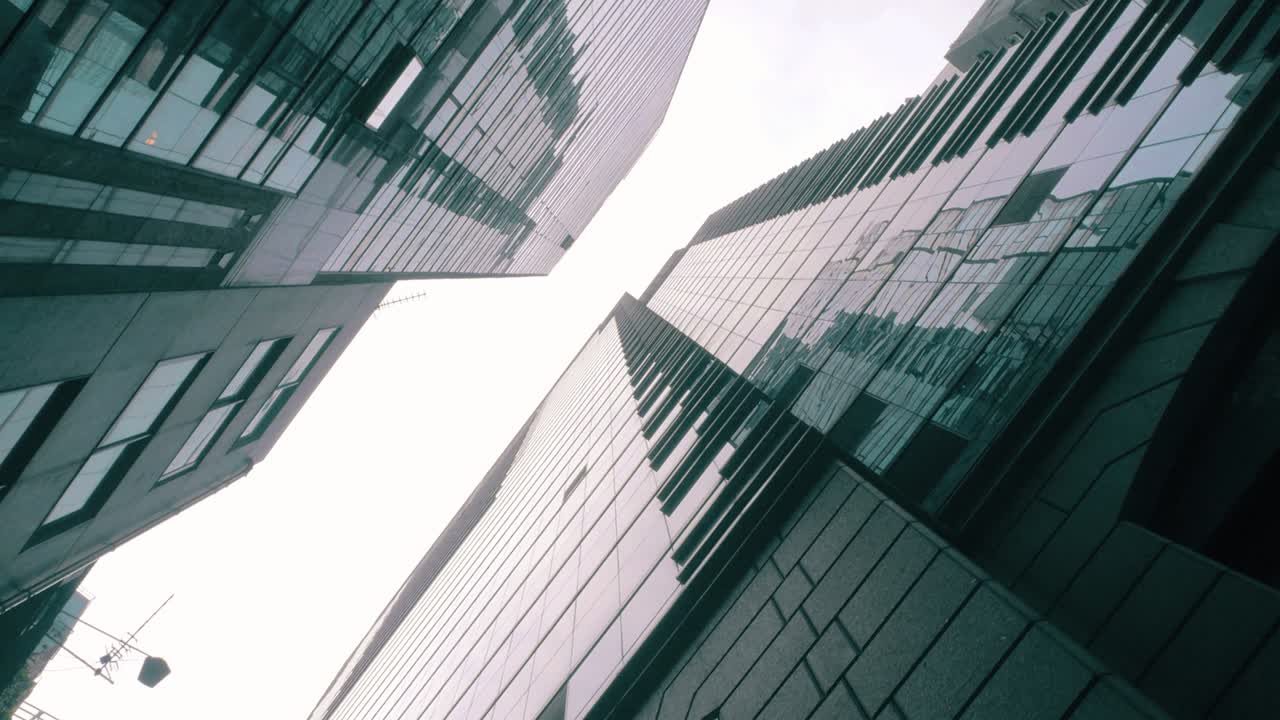 rascacielos vistos desde el suelo