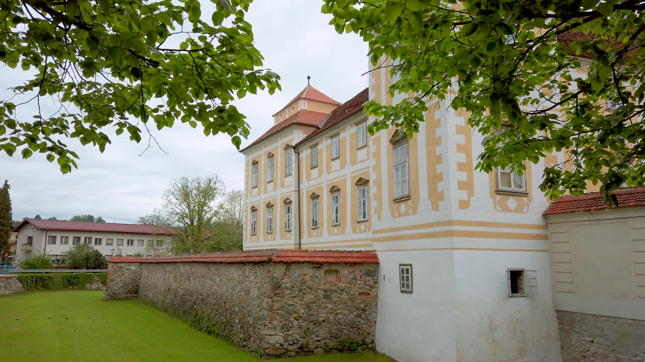 중세 유럽 도시의 르네상스 바로크 궁전, 슬로베니아 슬로베니아 비스트리카의 성, 방어용 참호와 돌담이 있는 외부