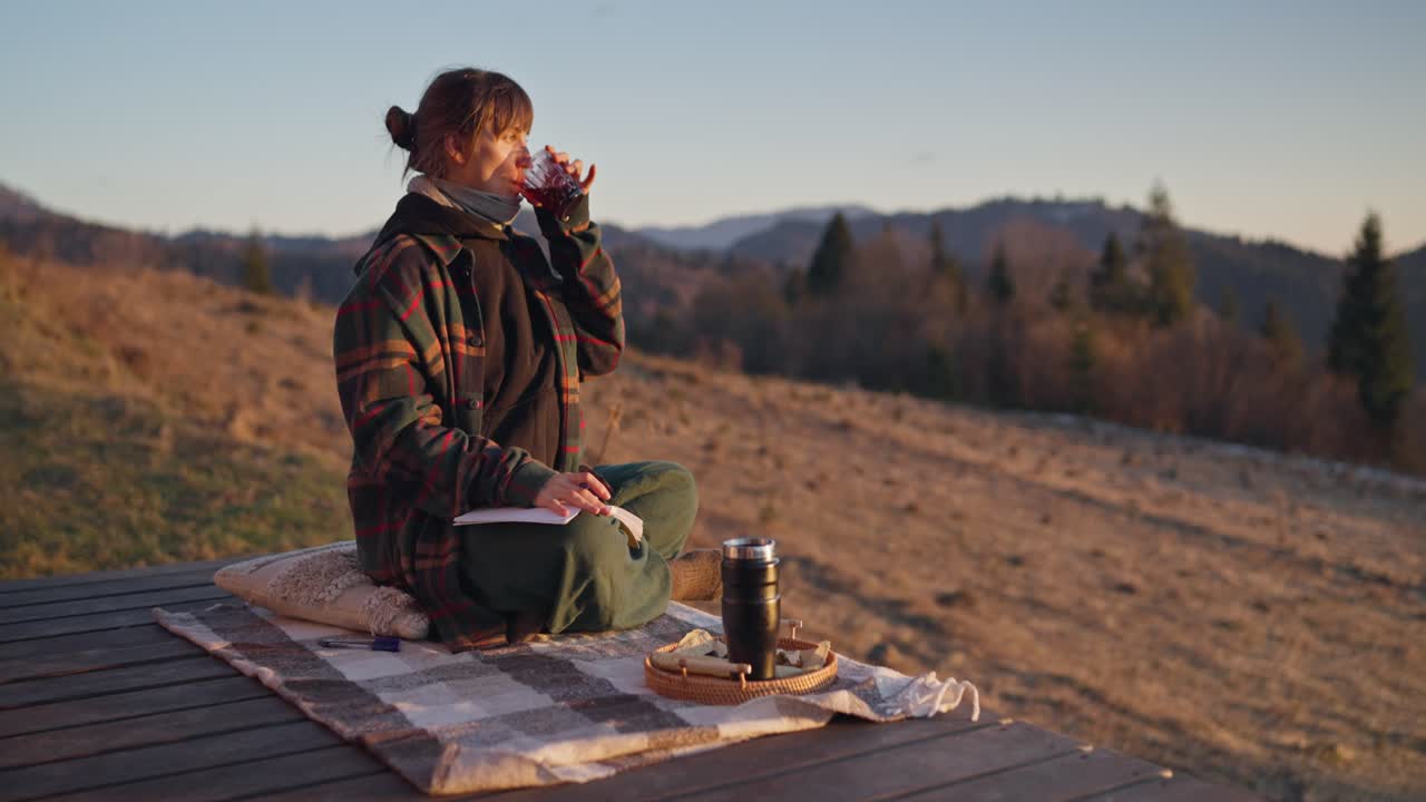 mujer relajándose en las montañas