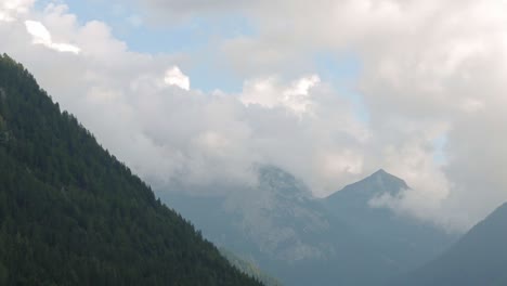 el lapso de tiempo de las nubes en las montañas dolomitas, trentino alto adige, italia