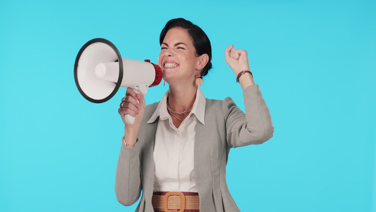 megáfono, protesta y motivación con una mujer