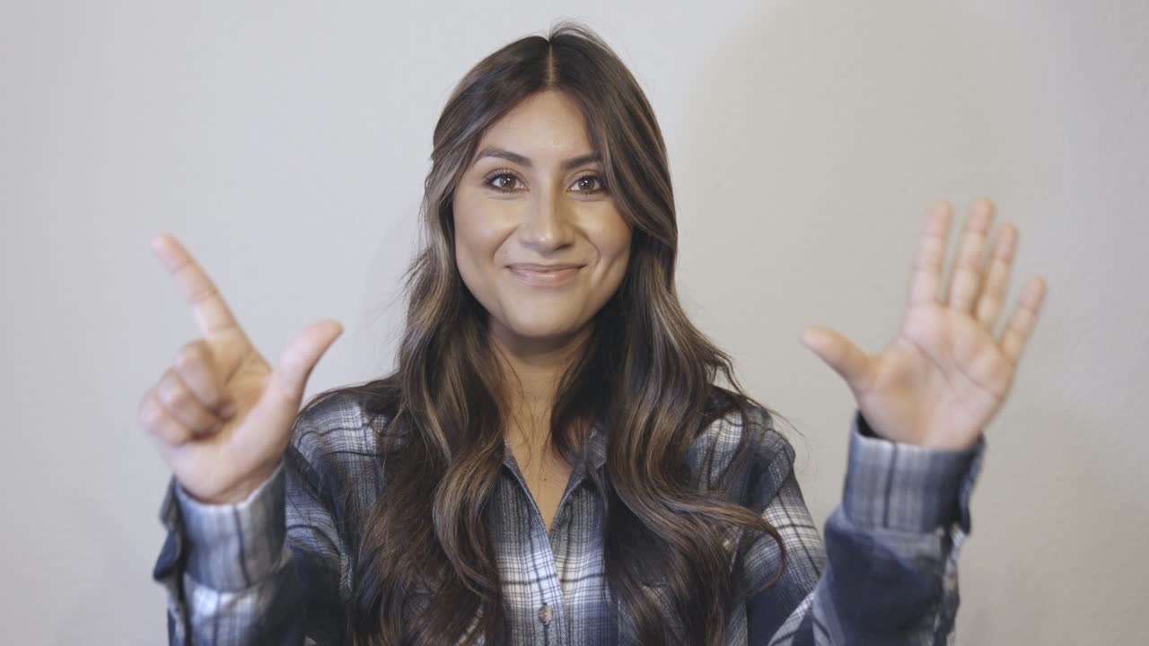 una mujer hispana dice 7 en varios estilos diferentes