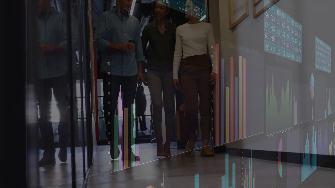 caminando por el pasillo, gente de negocios con animación de datos financieros sobre ellos