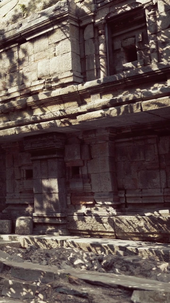 Ruinas en un yacimiento antiguo con sombras sobre estructuras de piedra