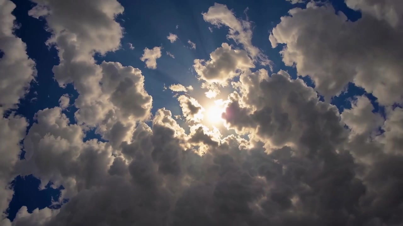 Time-lapse di nuvole che si muovono attraverso un cielo blu con raggi di sole