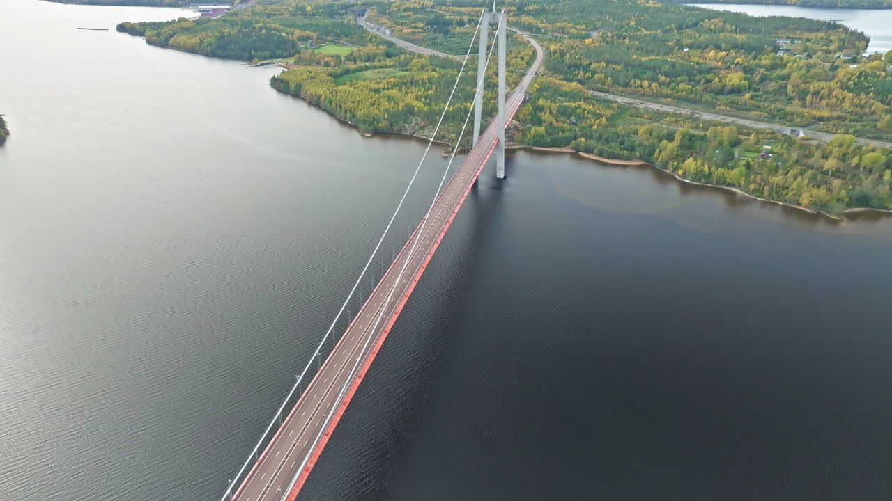 스웨덴 의 가을 숲 을 배경 으로 한 호가쿠스텐브론 다리 의 파노라마 뷰 를 돌아보는 비행