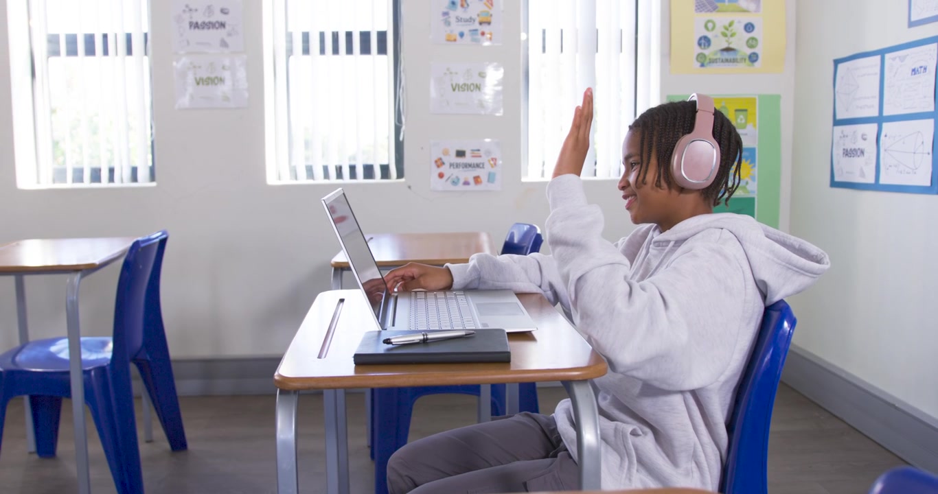Giovane africano che alza la mano, risponde a un prompt del laptop, sorseggia da una bottiglia blu al banco di scuola, con spazio per il testo.
