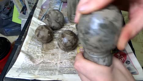 hacer una esfera de arcilla usando un frasco de vidrio