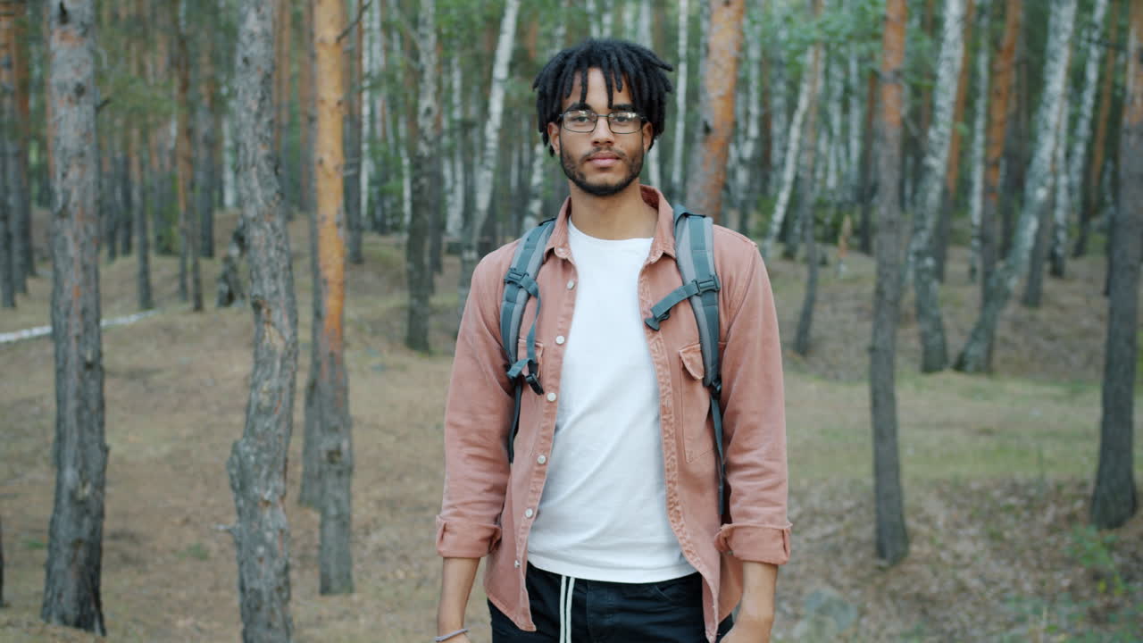 숲에서 산책하는 남자