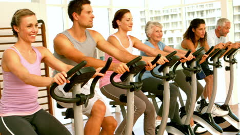 Happy-Spinning-Kurs-Im-Fitnessstudio