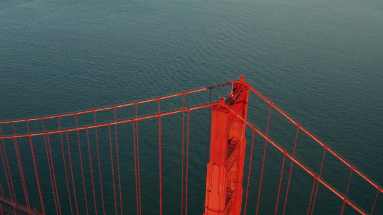 금문교에서 샌프란시스코 도시 스카이라인의 시네마틱 공개 샷