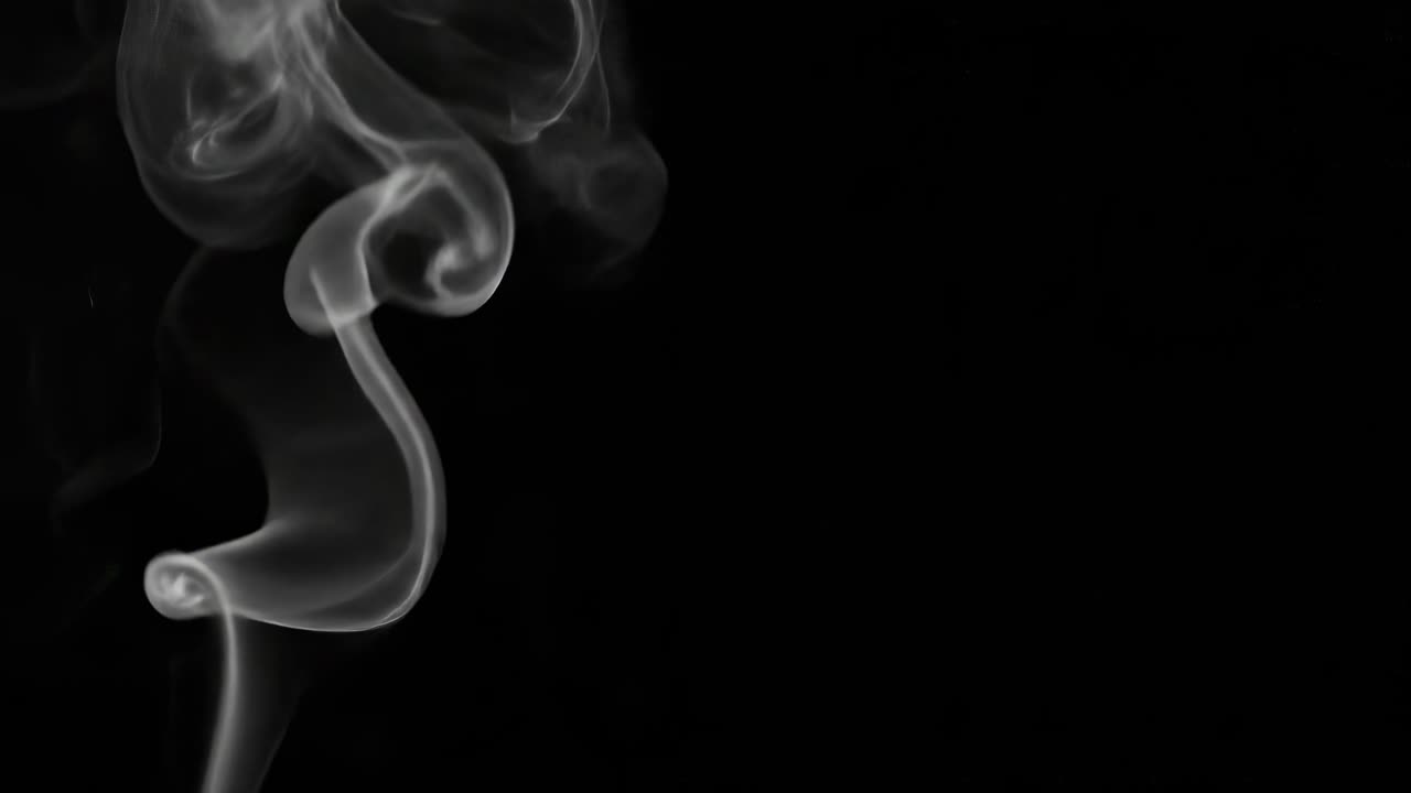 Fumo bianco che si innalza e turbina su sfondo nero