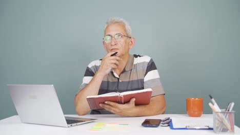 El-Hombre-Con-Cuaderno-Piensa-Y-Toma-Notas.