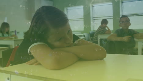 animación de fórmulas matemáticas sobre una chica caucásica durmiendo en el escritorio en la escuela