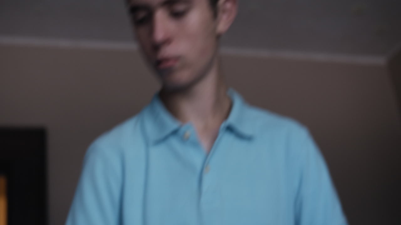 Giovane uomo, ragazzo adolescente, studente delle scuole superiori, che prepara lo zaino.