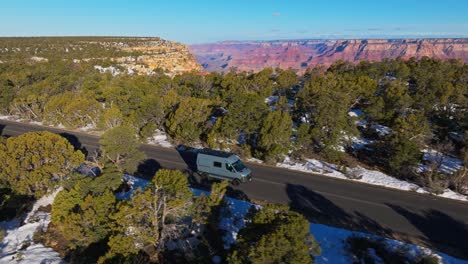 visão aérea de um veículo dirigindo por uma estrada de montanha cênica no arizona, eua - foto de drone