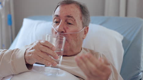 agua, medicina y un anciano en el hospital