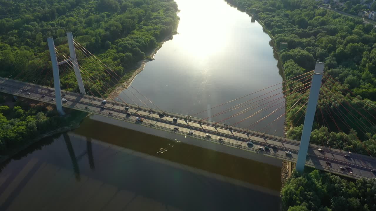 공중 드론 비행 하향식 고속도로 바쁜 도시 러시아워 교통 체증 고속도로