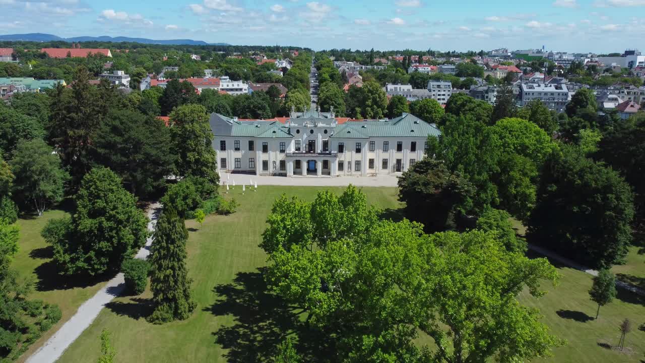 드론  ⁇ 이 녹색 공원으로 둘러싸인 오래된 궁전에 다가오고 있습니다.