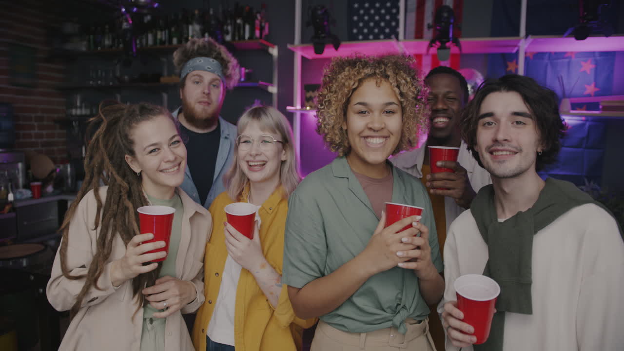 amigos haciendo una fiesta en casa